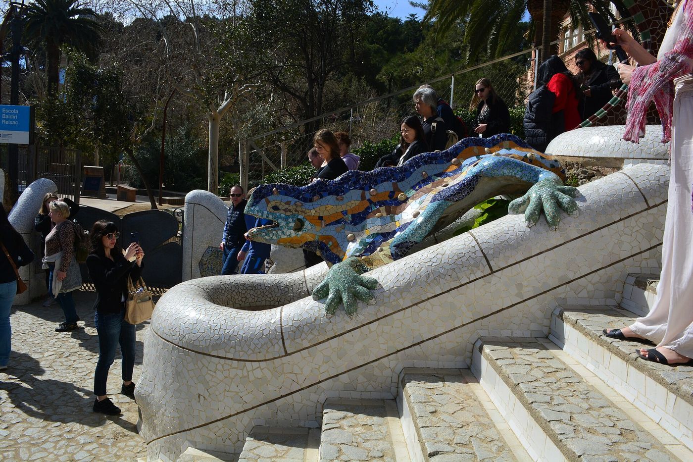 グエル公園のドラゴンの階段とトカゲのモザイク